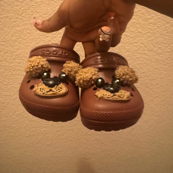 CROCS Brown Kids Slippers with Bear Design - Picture 3 of 4